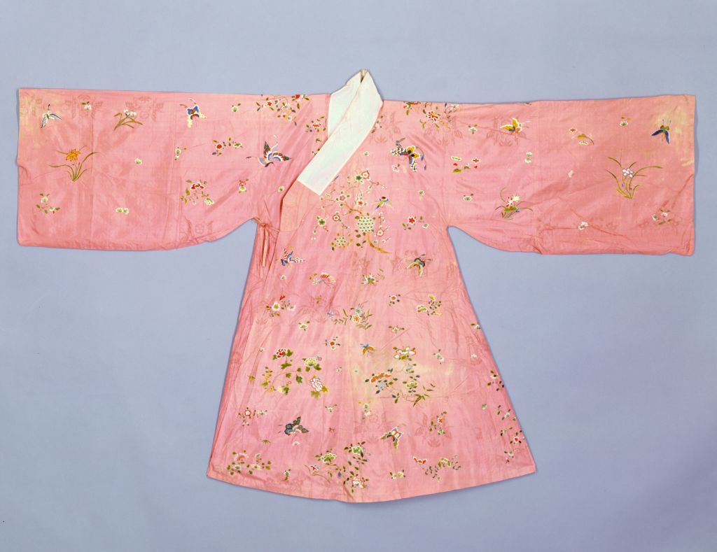 图片[1]-Pink field embroidered flower butterfly pleats-China Archive